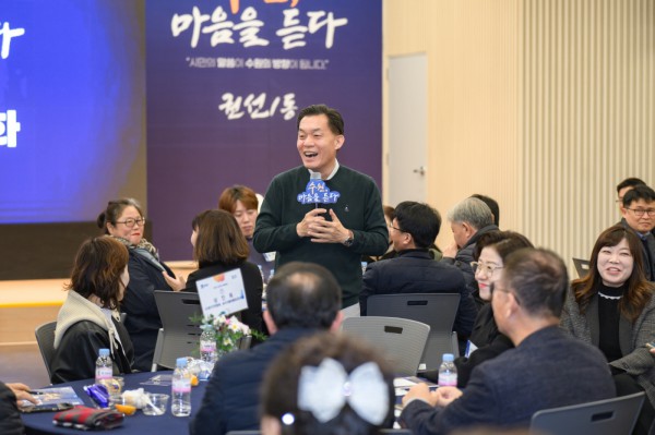 새빛만남에서 시민의 이야기를 듣고 있는 이재준 수원시장. 