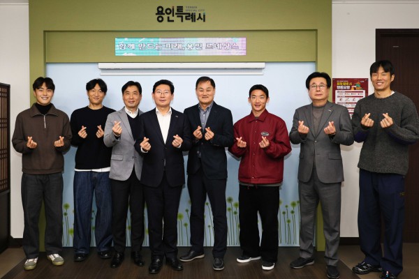  이상일 용인특례시장은 지난해 12월 31일 시장실에서 용인FC 선수단과 간담회를 마친 뒤 기념사진을 촬영하고 있다.