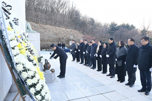 남동경 부시장이 헌화하고 있다. 