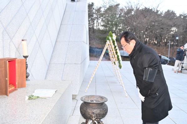 이현재 하남시장이 2일 열린 신년 참배식에서 검단산 현충탑에 분향하고 있다.
