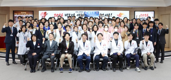 ‘2026년 한림 시무식 및 교직원 시상식’에서 김형수 병원장(앞줄 왼쪽에서 4번째)과 주요 보직자, 수상자를 포함한 교직원이 기념 촬영을 하고 있다.
