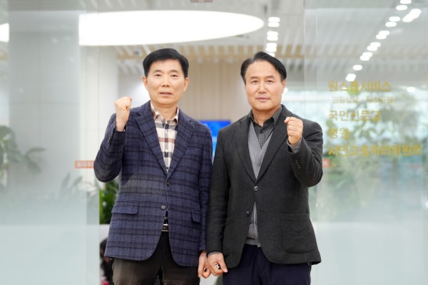 박도신 갈등조정관(왼쪽)과 김원규 특이민원대응전문관이 새빛민원실 앞에서 함께하고 있다. 