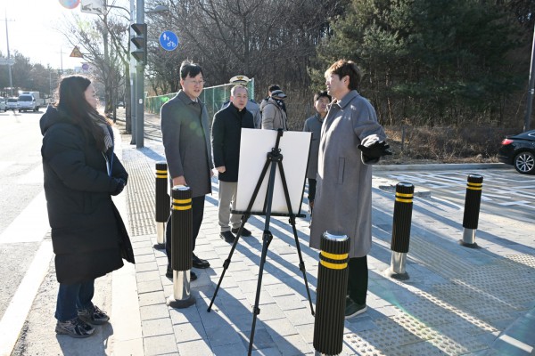 이민근 안산시장이, 8일 사동 176호 노외주차장 전용 진입로 설치 현장 점검을 하고 있다.