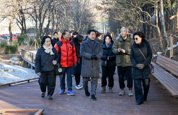 김동근 시장이 1월 8일 녹지 인프라 확충을 위한 주요 사업 대상지를 점검하고 있다.
