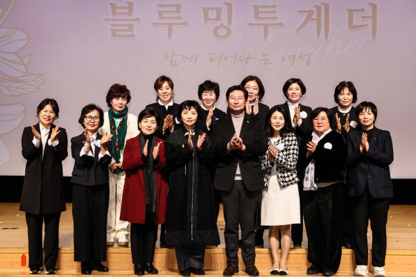  10일 시청 에이스홀에서 이상일 시장과 한국부인회 용인시지회 신년 행사 참석자들이 기념 사진을 촬영하고 있다.