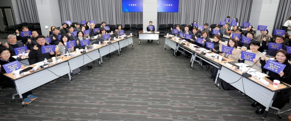 김현수 수원시 제1부시장(가운데)과 돌봄통합지원협의체 위원들이 기념촬영을 하고 있다. 