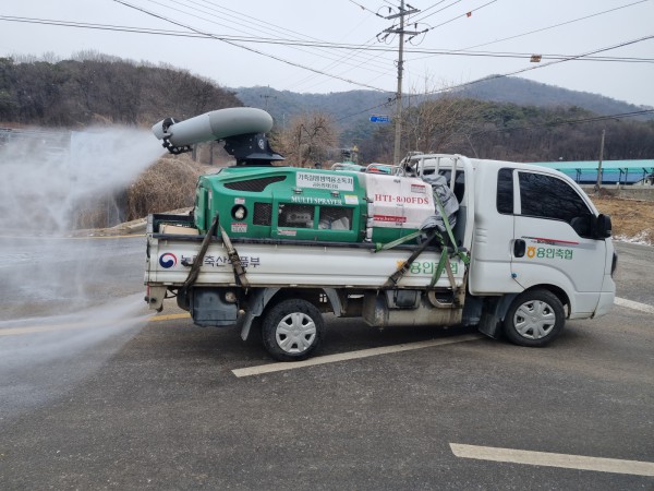 용인특례시 가축방역 공동방제단이 조류인플루엔자 차단을 위해 방역소독을 하는 장면