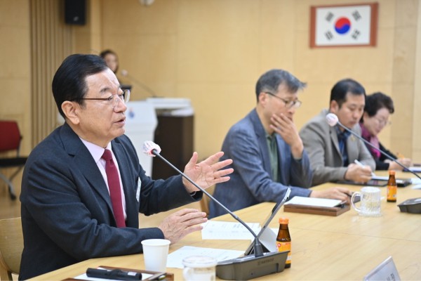 15일 개최된 하남시 공약이행평가단 회의 중 이현재 하남시장이 민선 8기 공약사업 추진 현황을 설명하고 있다.