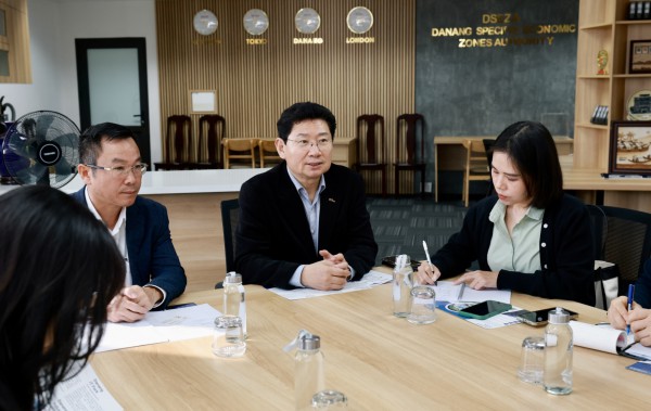 이상일 용인특례시장(가운데)은 15일(현지시각) 다낭 하이테크파크 산업단지를 방문해 응우옌 꽁 띠엔 다낭 하이테크파크 관리위원회 부위원장(왼쪽)을 만났다
