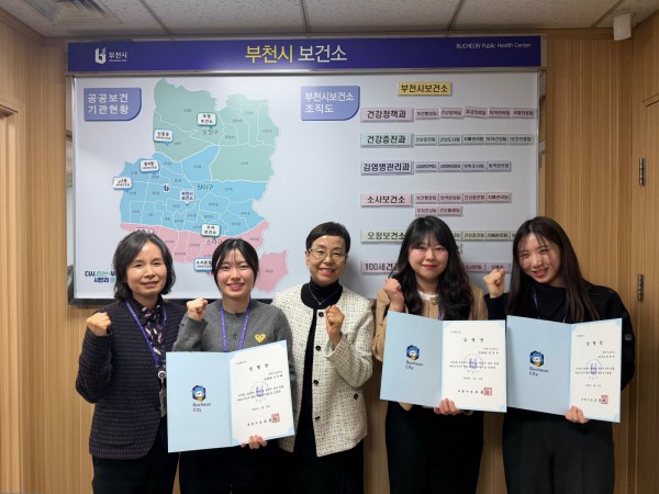 (임명장 든 순, 왼쪽부터) 부천시보건소 감염병관리과 나지혜, 송유빈, 엄세민 주무관이 제2기 역학조사관 임명장을 받은 뒤, 송정원 부천시보건소장(가운데), 이윤숙 감염병관리과장(맨 왼쪽)과 함께 기념촬영을 하고 있다.