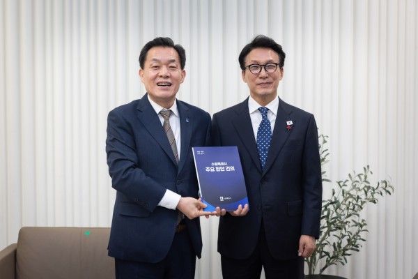 이재준 수원시장(왼쪽)이 김민석 국무총리에게 건의문을 전달한 후 기념촬영을 하고 있다. 