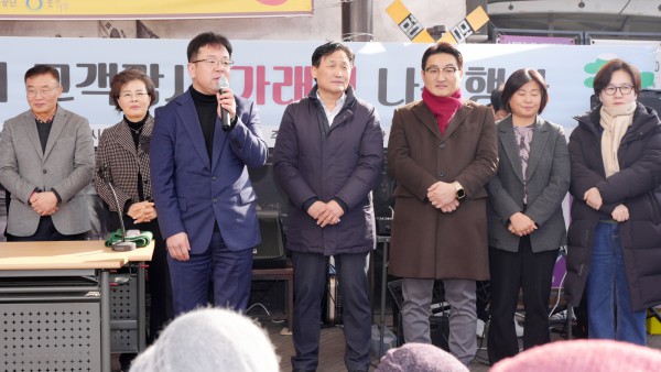 김현수 제1부시장, 김영진(수원시병) 의원 등이 가래떡 나눔 행사에서 시민들에게 인사하고 있다. 