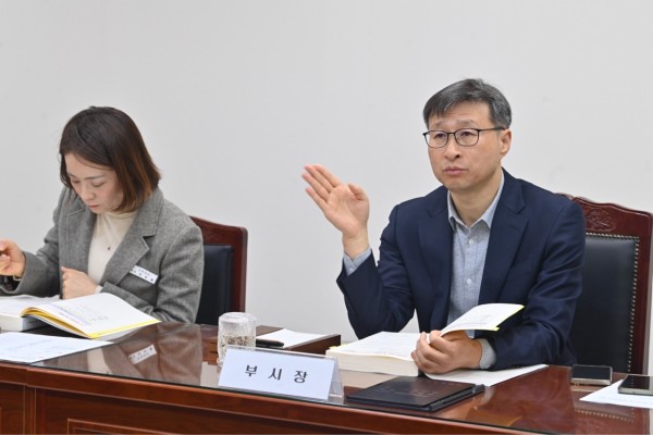 16일 열린 하남시 국별주요업무보고회에서 공정식 하남 부시장이 주요 현안과 역점 사업에 대한 질의응답을 주고받고 있다.