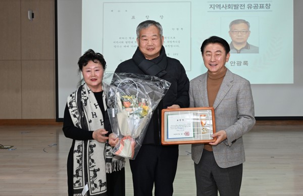 1월 19일 열린 ‘2026년도 신곡1동 주요업무보고회’에서 김동근 시장이 유공표창 수상 주민과 함께 기념사진을 찍고 있다.