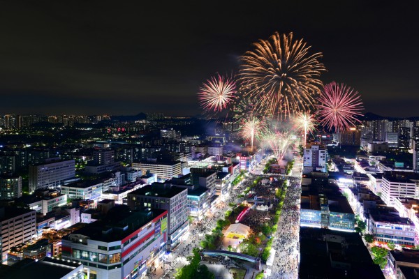 2025년 제21회 안산국제거리극축제 폐막식 불꽃놀이 사진(안산문화재단 제공).