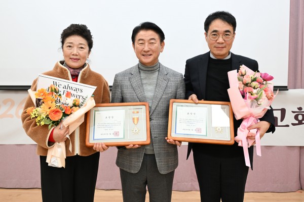 1월 20일 신곡2동 주민센터에서 열린 ‘2026년 신곡2동 주요업무보고회’에서 유공 표창 수상 주민들이 김동근 시장과 기념촬영을 하고 있다.