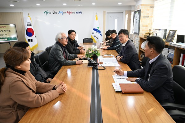22일 이민근 안산시장(오른쪽 앞에서 두번째)과 안산시 재건축연합회 관계자들이 간담회를 진행하고 있다.