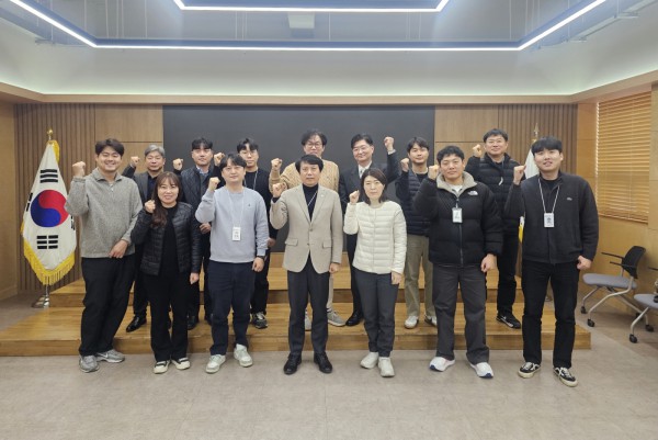  21일 자율주행자동차 시범운행지구 운영 간담회가 끝나고 회의 참석자들이 기념사진을 촬영하고 있다.