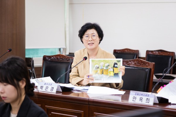 안산시의회 박은경 의원이 지난해 8월 있었던 제298회 임시회 문화복지위원회에서 ‘안산시 장애인 보조견 출입보장 지원에 관한 조례안’에 대해 설명하고 있다. 