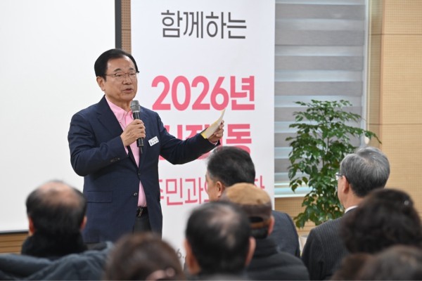 23일 오후 신장1동에서 열린 ‘2026 신장1동 주민과의 대화’에서 이현재 하남시장이 신장1동 전선 지중화 사업에 대해 설명하고 있다.