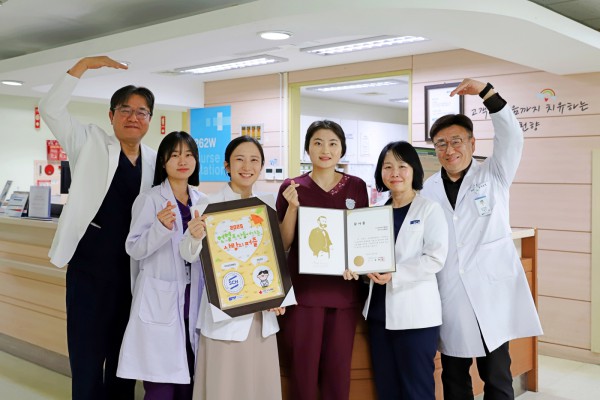 1. (왼쪽부터) 순천향대 부천병원 수혈관리실장 조성환 교수(마취통증의학과), 수혈관리실 이현빈 간호사(진단검사의학과), 수혈관리실 최수인 교수(진단검사의학과), 고연서 간호사(종양혈액내과 262병동), 임지원 간호사(262병동 파트장), 수혈관리실 위종빈 임상병리사(진단검사의학과 혈액은행 파트장)