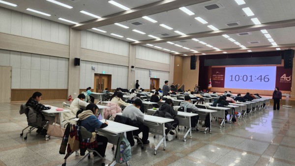 24일 안산시청 대회의실에서 치러진 고려대학교 의과대학 부속 안산병원 영재교육센터 입학생 선발 필기시험.