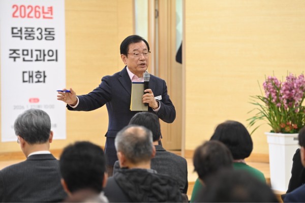 27일 오전 덕풍3동 행정복지센터에서 열린 ‘2026 덕풍3동 주민과의 대화’에서 이현재 하남시장이 교육지원청 분리 신설 성과를 공유하고 있다.