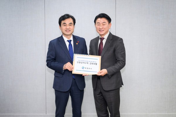 1월 28일 국방부에서 열린 ‘경기북부 미군공여구역 간담회’에서 김동근 시장(사진 오른쪽)이 안규백 국방부 장관에게 반환공여구역 관련 건의사항을 전달한 뒤 함께 기념사진을 찍고 있다. 