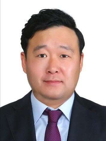 평소 훈련으로 익힌 심폐소생술이 위급한 순간 한 생명을 살리는 기적으로 이어졌다. 지난 29일 광주시 지역 내 농협 비상임이사 선거 행사가 진행되던 중 한 후보자가 갑자기 쓰러지며 의식을 잃고 심정지 상태에 빠졌다. 현장은 순식간에 긴장감에 휩싸였고 자칫하면 생명이 위태로울 수 있는 상황이었다. 이때 현장에 있던 광주시자율방재단 소속 정인섭 간사가 곧바로 환자에게 달려가 심폐소생술을 시작했다. 정 간사는 평소 재난 대응훈련과 응급처치 교육에서 반복해 익힌 대로 가슴압박과 인공호흡을 침착하게 이어가며 구조 활동에 나섰다. 정 간사의 신속한 조치로 쓰러진 환자는 곧 맥박을 되찾았고 이후 출동한 119구급대에 인계돼 인근 병원으로 이송됐다. 환자는 현재 의식을 회복한 상태로 알려졌다. 정인섭 간사는 “훈련 때는 실제 상황을 실감하기 어려웠지만, 막상 눈앞에서 사람이 쓰러지자 몸이 먼저 움직였다”며 “누구나 기본적인 응급처치 방법을 배워두면 위급한 순간 큰 도움이 될 수 있다”고 말했다. 한편, 시는 이번 사례가 자율방재단의 현장 대응 역량과 교육의 중요성을 보여주는 사례라고 보고, 앞으로도 단원 역량 강화를 위한 재난 대응훈련과 심폐소생술 교육을 지속적으로 확대해 나갈 방침이다.