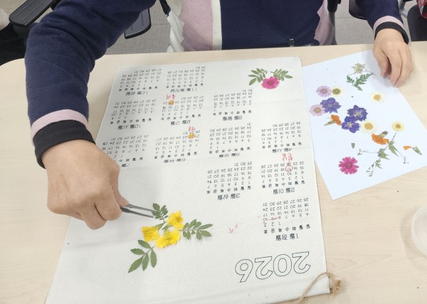 1. 프로그램 참여 어르신이 원예 활동을 하고 있다.