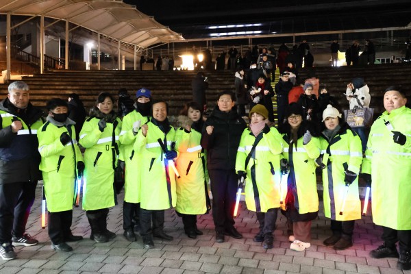 이상일 용인특례시장은 1월 31일 밤 시청 야외음악당에서 열린 촛불문화제 도중 안전사고나 불상사가 발생할 경우 즉각 대처하기 위해 행사가 종료될 때까지 현장을 챙겼다.