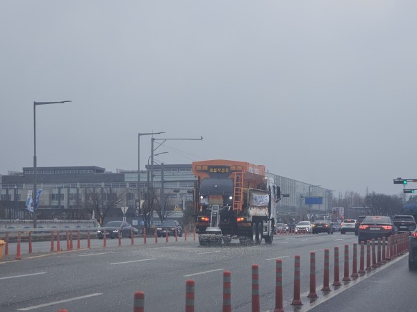지난 1월 11일 제설차량으로 도로에 제설제를 살포하는 모습. 