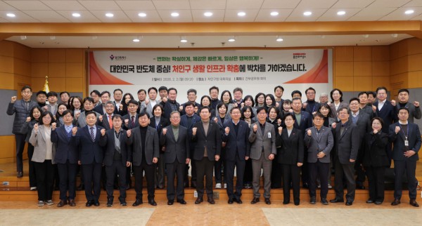 이상일 용인특례시장이 2일 처인구청 대회의실에서 간부 공무원 회의를 마친 뒤 기념사진 촬영을 하고 있다.