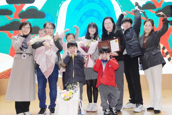 이혜련씨(오른쪽 3번째)과 가족들, 김은주 수원시 여성가족국장(오른쪽 끝), 석은숙 가족정책과장(왼쪽) 등이 기념촬영을 하고 있다. 