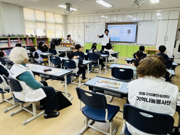 영통구치매안심센터 한자 동아리 ‘한자모’가 재능기부 활동을 하고 있다.