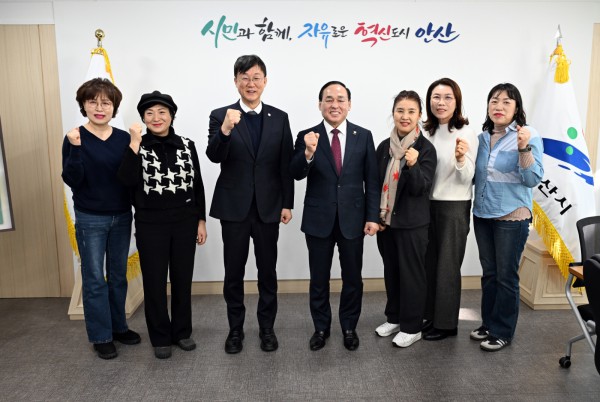 이민근 안산시장(왼쪽 세번째)이 2일 소상공인연합회와 간담회를 진행하고 회원들과 함께 기념촬영을 하고 있다.
