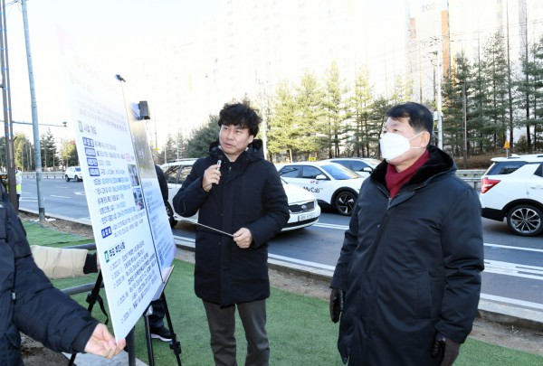 동구릉 역사거리 조성 사업 추진 현황을 보고 받고 있는 백경현 구리시장