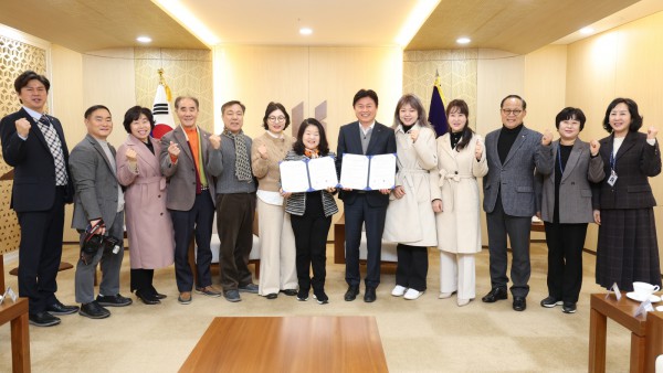 협약식 관계자들이 협약 체결 단체 기념사진을 찍고 있다.