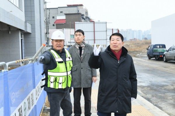 수택1동 행정복지센터 신축 안전을 당부하는 백경현 구리시장