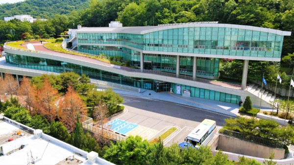 안양시청소년재단 사무처가 위치한 만안청소년수련관 전경으로, 재단의 주요 정책 기획과 운영을 총괄하는 공간이다.