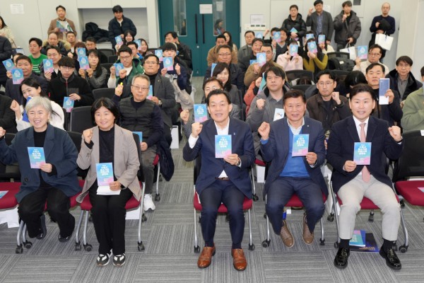 2026 수원시 중소기업 시책 설명회 후 기념 촬영을 하고 있다.