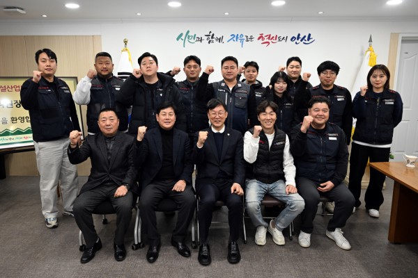 이민근 안산시장(앞줄 가운데)이 5일 한국노총 지역노동계와의 간담회가 끝나고 기념촬영을 하고있다.