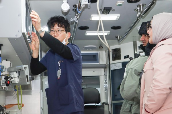 양원석 한림대학교성심병원 응급의학과 교수가 이라크 나시리야 심장센터 의료진에게 중증환자 전담구급차(MICU) 내 장비들을 설명하고 있다.