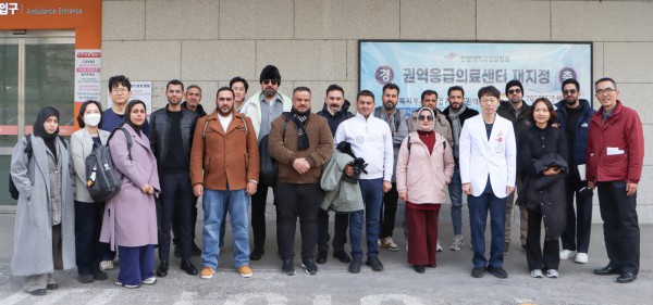 한림대학교성심병원 관계자들이 이라크 나시리야 심장센터 의료진과 함께 기념 촬영을 하고 있다.