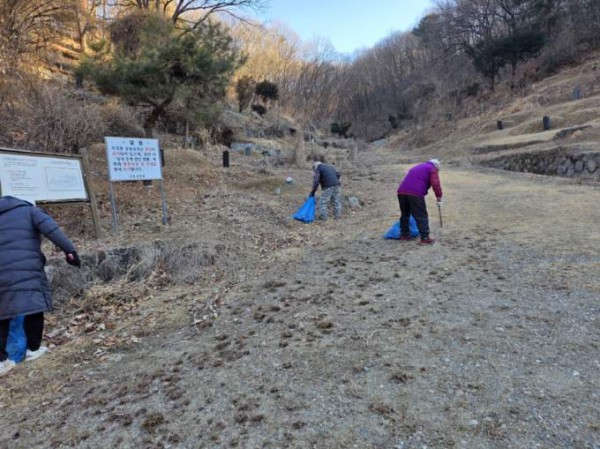 기흥구는 설을 맞아 지곡동 공동묘지 일원을 정비했다