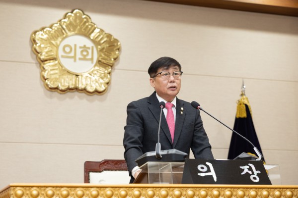 윤창철 의장이 제385회 임시회 제2차 본회의를 주재하고 있다.
